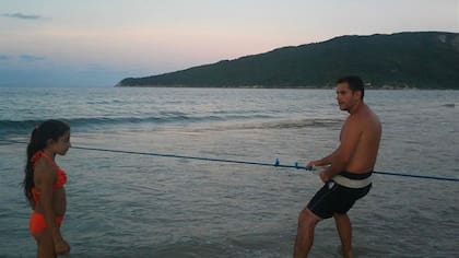 Javier Caballero y su hija Trinidad, de siete años