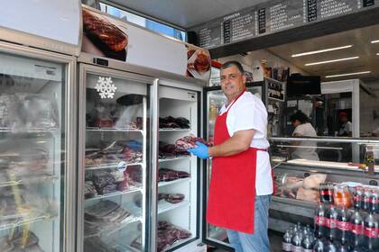 Javier Carballal es el alcalde de Punta del Este y el dueño de la carnicería Oasis