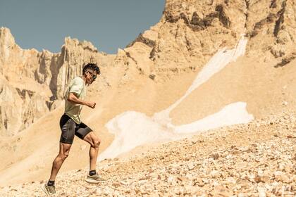Javier Carriqueo fue dos veces atleta olímpico y ahora, a los 46 años, se dedica a las carreras de montaña; los desafíos extremos son hechos a medida para el neuquino.