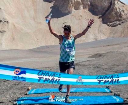 Javier Carriqueo y su festejo en una prueba de montaña en Las Leñas