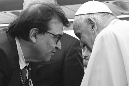 Javier Cercas, saludado por Francisco en el vuelo de ida a Mongolia