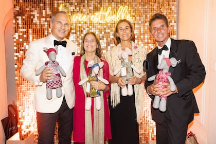 Javier con Isabel de Estrada, Azul García Uriburu y Gerard Confalonieri con los muñecos por la campaña para liberar a Pupy, la última elefanta del Ecoparque.