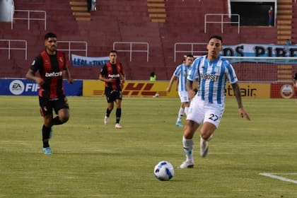 Javier Correa corre por la pelota en la derrota de Racing contra Melgar de hace tres semanas en Perú.