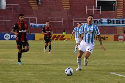 Javier Correa en busca de la pelota; el delantero falló un penal y eso le salió caro a Racing en la altura de Arequipa.