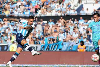 Entró por el ídolo y le dio a Racing los goles para entrar en la Sudamericana