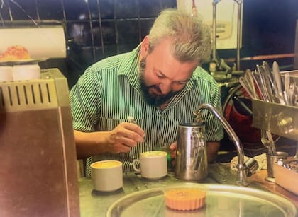 Javier dibujando los cafés