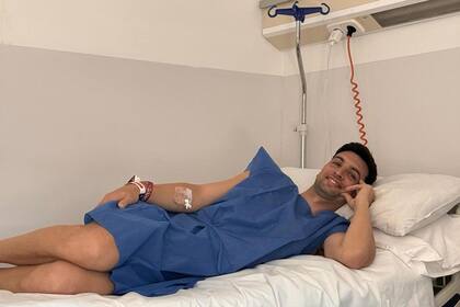 Javier el mes pasado, en una clínica de Madrid cuando buscó en el quirófano la solución definitiva para su cadera izquierda; "Después de la rehabilitación, que estoy haciendo todas las mañanas… vida normal. Increíble, poder decir vida normal…", cuenta