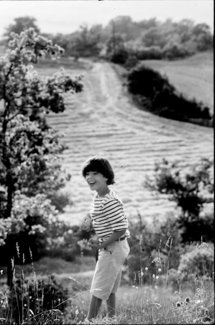 Javier, en los viñedos franceses. "A mi tío Daniel le llegaba todos los años una barrica de uno de los mejores Pinot Noir. Luego de recibirla se improvisaba una línea de fraccionamiento casera en la cava subterránea de su casa, en la cual todos los primos nos poníamos a embotellarlo para la familia y los amigos", describe.