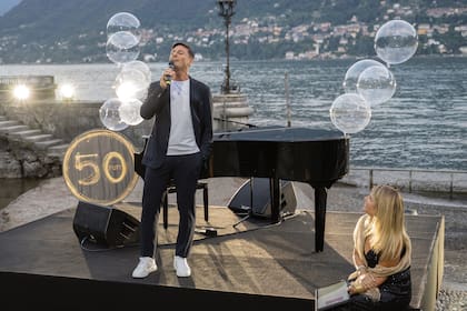 Javier, en pleno show, con el lago como telón de fondo.