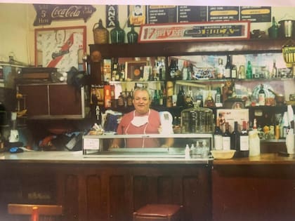 Javier en su lugar en el mundo, la barra del bar