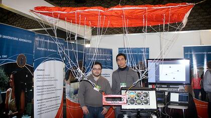 Javier Fernández (izq) y Cristian Alberoni, del Instituto Universitario Aeronáutico, presentaron el proyecto de paracaídas autónomo en la feria Expotrónica, en Córdoba