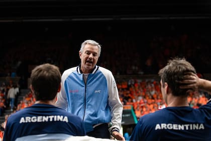Javier Frana dándole indicaciones a Molteni y Zeballos; ganó su segunda serie como capitán