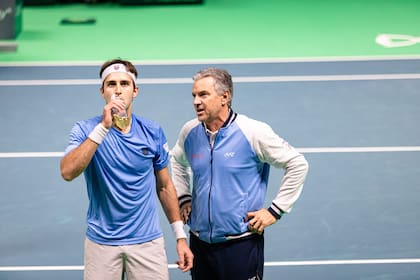Javier Frana dándole indicaciones a Tomás Etcheverry, que fue el single 2 ante Alemania y venció a Struff