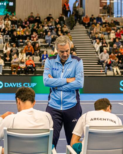 Javier Frana, debutante en la capitanía, durante un descanso con Molteni y Zeballos