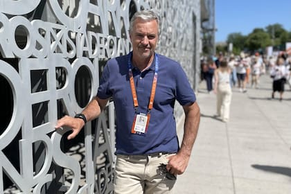 Javier Frana, el capitán del equipo argentino de Copa Davis, en el Abierto de Francia, durante su charla con LA NACION
