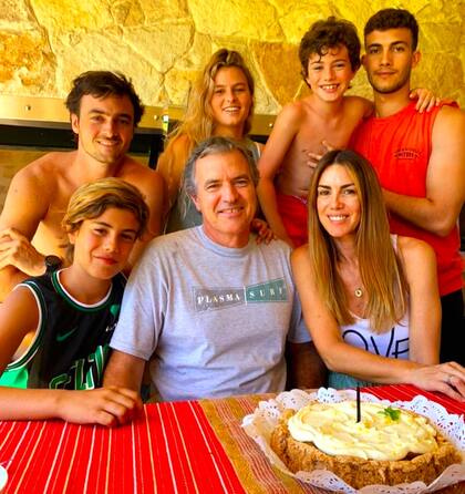 Javier Frana en familia: con sco y Viviana, su pareja, abajo; arriba, Lucas, Valentina, Stefano y Nicolás