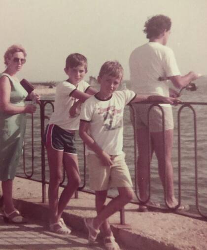 Javier González Recuenco con su familia