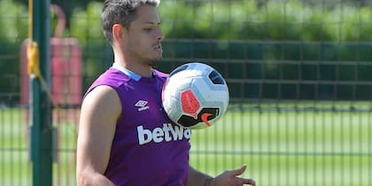 Javier Hernández durante un entrenamiento con el West Ham (X/ @WestHam)