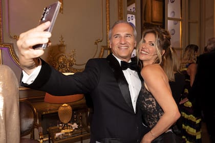 Javier Iturrioz –responsable de la ambientación del salón– junto a Natalia Graciano