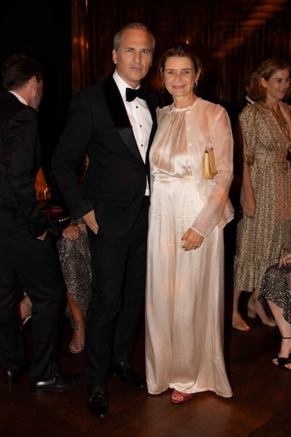 Javier Iturrioz y la arquitecta y decoradora, Isabelle Firmin Didot, que fue sola, sin su marido, Pablo Bordeu.