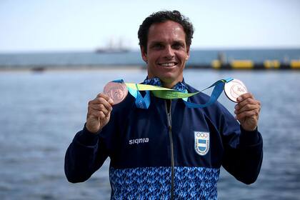 Javier Julio muestras sus últimas dos medallas de bronce