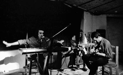 Javier Lecumberry zapando con El Soldado y Skay, en una de las postales históricas que atesora el Imaginario