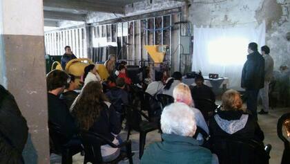 Javier les explica a la gente los pasos para poder armar sus casas.