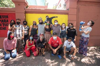 Javier Luzuriaga con su equipo en la nueva sede del comedor del fondo en chacarita