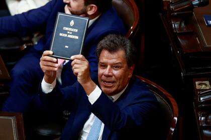 Javier Manes le muestra una Constitución a Milei en la Asamblea Legislativa