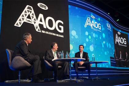 Javier Martínez Álvarez (Tenaris) y Ricardo Markous (Tecpetrol) junto a Ernesto López Anadón, presidente del Instituto Argentino de Petróleo y Gas.