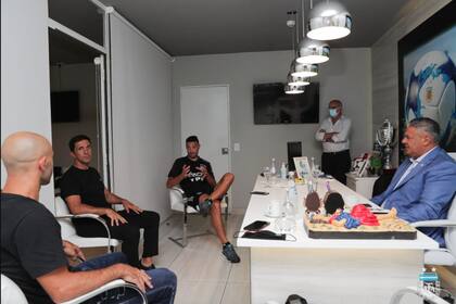 Javier Mascherano, el preparador físico Pablo Blanco, Lionel Scaloni y Claudio Tapia, charlando acerca de la creación del Departamento de Metodología y Desarrollo para las selecciones nacionales