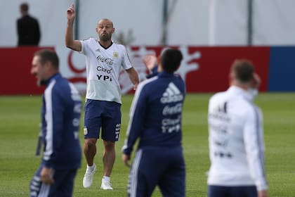 Javier Mascherano, el primero en ingresar al campo de juego para el entrenamiento