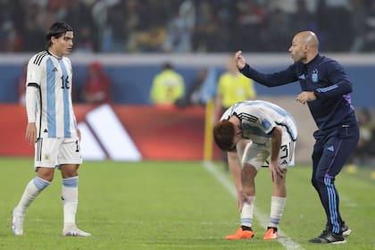 Javier Mascherano le da indicaciones a Luka Romero; el futbolista de Lazio entró con decisión y desparpajo para cambiar la dinámica del partido.