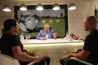 Javier Mascherano reunido con Chiqui Tapia en la AFA