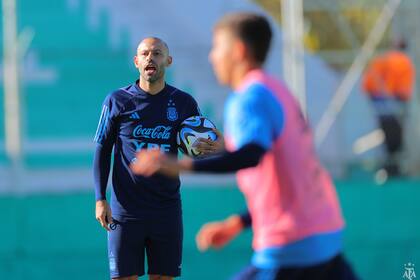 Javier Mascherano tiene dos dudas para armar el once inicial que enfrentará a Nigeria