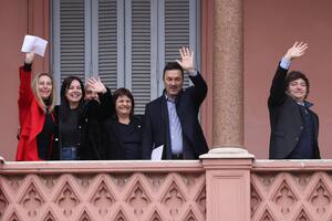 Javier Mile saluda desde el balcón de la Casa Rosada junto a Karina Milei, Sandra Pettovell, Guillermo Francos, Patricia Bullrich y Luis Petri