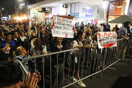 Javier Milei abandonó el Teatro Radio City en medio de un fuerte operativo de seguridad y un cruce de cánticos entre seguidores y detractores