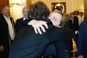 Javier Milei abraza a Giorgia Meloni en la Basílica de San Pedro