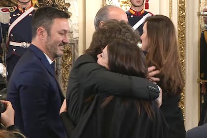 Javier Milei abraza a la ministra Sandra Pettovello en el Salón Blanco de la Casa Rosada