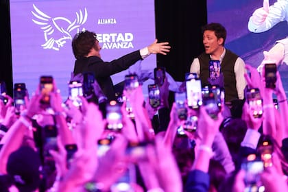 Javier Milei abrazó a Santiago Caputo durante los festejos en el búnker oficialista en el Hotel Libertador