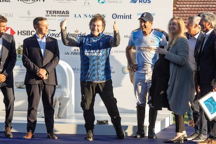 Javier Milei, acompañado por su hermana Karina, se sube al podio con la camiseta de La Dolfina.