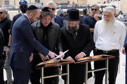 Javier Milei acompañado por un rabino y el embajador argentino, Axel Wahnish