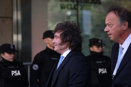 Javier Milei, al llegar al Malba, para el evento del Banco de Valores; lo recibió Juan Napoli, un banquero investigado en la causa por maniobras con el dólar blue