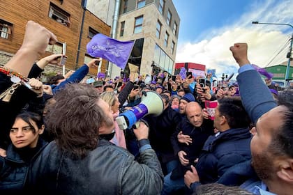 Javier Milei apeló a un megáfono para dar un breve discurso en Ushuaia