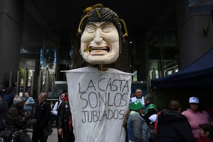 Los jubilados y la clase media fueron los sectores más perjudicados por el ajustazo de Milei.