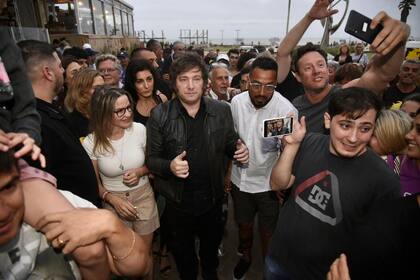 Javier Milei arrancó la caminata en Bunge y el Mar. En la foto, junto a Píparo y Juliana Santillán detrás