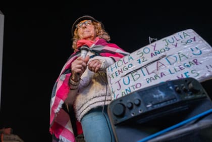 Julia, que es jubilada, le dijo a la BBC que no le alcanza el dinero para comer.