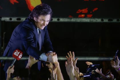 Javier Milei celebra con sus partidarios después de ganar la segunda vuelta de las elecciones presidenciales, el 19 de noviembre de 2023