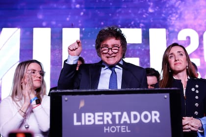 Javier Milei, celebra el triunfo en las Paso 2023, en su búnker en el Hotel Libertador