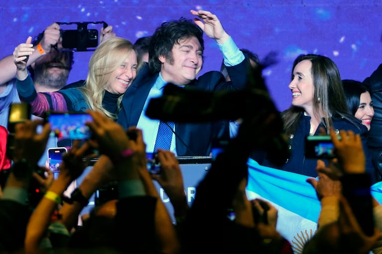 Laura Di Marco: “Milei gambetea entre Karina y Victoria”